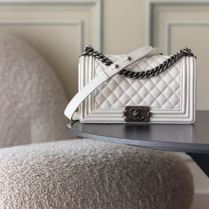 CHANEL 르보이 퀼팅 숄더백